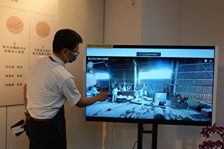  嘉義大學委託團隊展示於智慧化學習平台展示數位化教材，校長林翰謙以觸控式螢幕來解說更是如虎添翼，順暢完美。