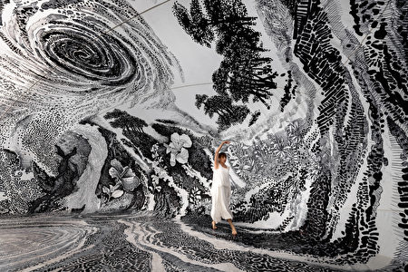 屏东看海美术馆13日起展出日裔巴西籍艺术家Oscar Oiwa（大岩奥斯卡）“眠梦-感官浮游”360度沈浸式立体艺术作品。