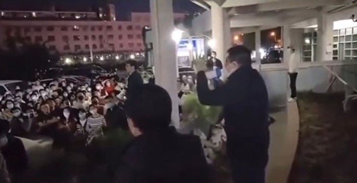 抗议校方建墙封锁 北大学生深夜聚集拆围墙