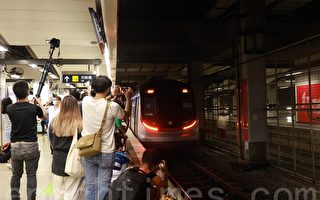市民昨凌晨到場拍照 送別47年歷史紅磡站月台