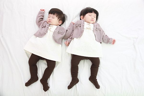 一對雙胞胎分別在韓國和美國長大 IQ差很多