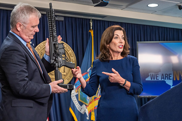 紐約州長霍楚宣布 嚴打槍枝犯罪和恐怖主義