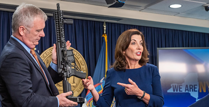 纽约州长霍楚宣布 严打枪支犯罪和恐怖主义