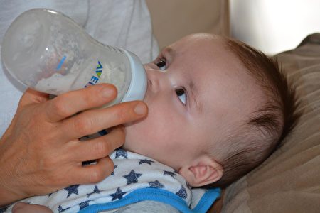 美国婴儿配方奶粉短缺 专家提建议