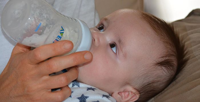 美国婴儿配方奶粉短缺 专家提建议