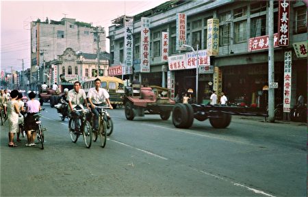 本冊圖書館提供美國退伍軍人leland-sills駐臺期間拍攝的臺中街景可見許多以中美為名。