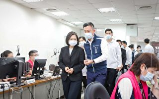 蔡英文訪竹市居家照護關懷中心 替防疫人員打氣