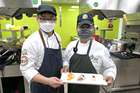 醒吾科大餐旅管理系王聪明老师(右)与学生张皓任，展示“无国界料理厨艺展示-前菜展示组”得奖作品。