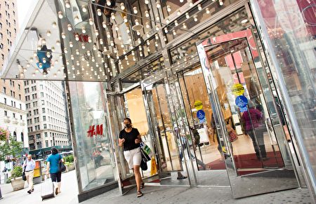 2021年8月9日，民众经过曼哈顿中城的一家H&M商店。
