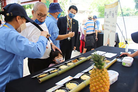 活動現場展示出不同鳳梨果乾供民眾品嚐。