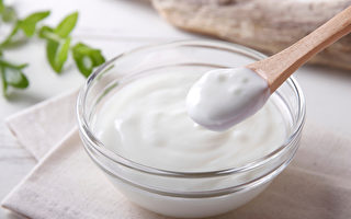 一篇新论文阐明，可以将食用酸奶与2型糖尿病发病率降低联系起来。(Shutterstock)