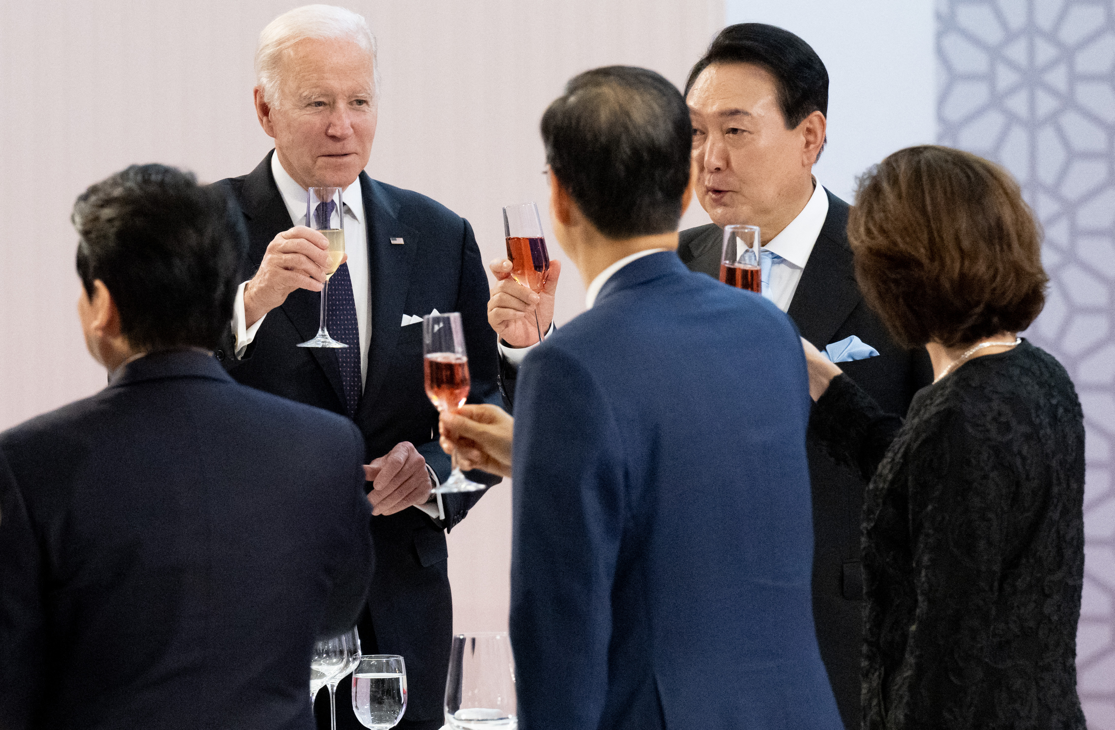 2022年5月21日,美國總統拜登出席韓國總統尹錫悅在首爾國立中央博物館舉行的歡迎國宴。三星電子副會長李在鎔、SK集團會長崔泰源、現代汽車集團會長鄭義宣、LG集團會長具光謨、樂天集團會長申東彬等韓國財經界重量級人士出席。(Saul Loeb/AFP)