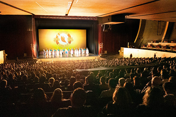 2022年5月21日，美国神韵巡回艺术团在墨西哥蒙特雷Auditorio Pabellón M剧院进行一日两场精彩的演出。图为下午场，神韵艺术家向观众谢幕。（文琍／大纪元）