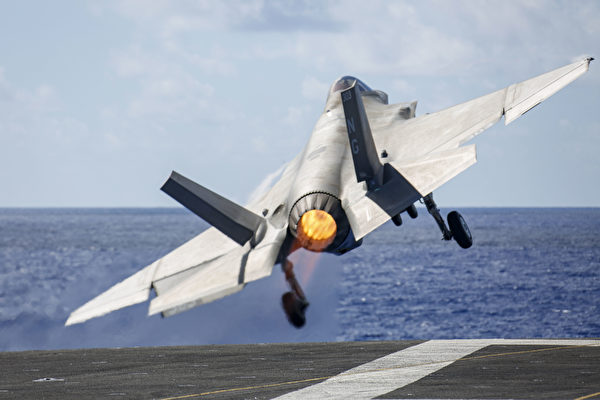 2022年5月13日，美军的林肯号航母（CVN 72）在菲律宾海演练，一架F-35C Lightning II战机从甲板上起飞。同日，中共辽宁号航母从台湾东部海域驶向日本冲绳海域。（美国海军）
