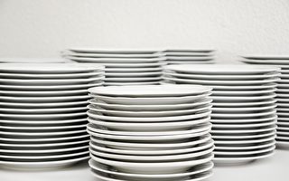 如何清除白色碗盤上的頑垢？