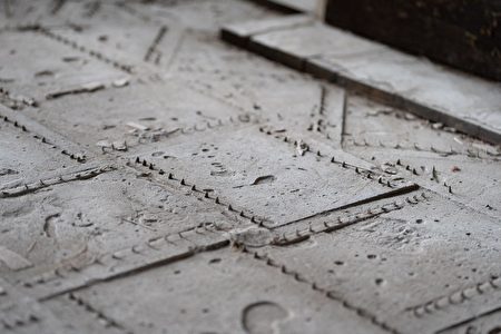 近期試行掃描州廳的中山廳，修復時拆卸時，發現原本的混凝土造地坪布滿了許多金屬尖釘，疑似固定地板用的釘子。