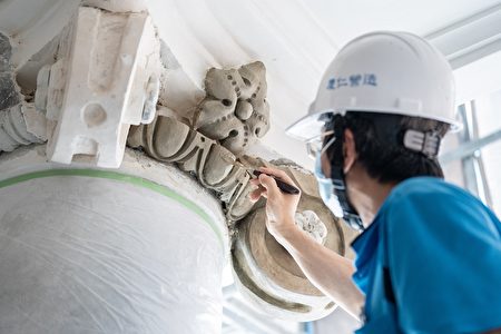 台中州廳修復工程，刻由匠師進行藝術修復的階段，預計2022年底完工。