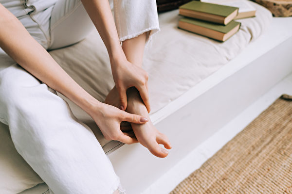 腳部按摩能促進血液循環，啟動自癒力。(Shutterstock)