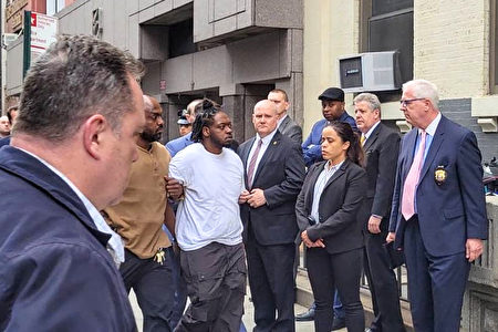 2022年5月24日，警方押送嫌犯Andrew Abdullah（白衣者）进入纽约市警局5分局。