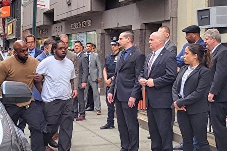 2022年5月24日，警方押送嫌犯Andrew Abdullah（白衣者）进入纽约市警局5分局。