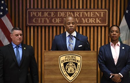 2022年5月24日，纽约市长亚当斯和市警局长召开记者会，宣布开枪打死地铁乘客的嫌犯Andrew Abdullah落网。