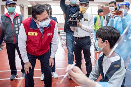 桃园市长郑文灿前往东门国小视察，并在与孩子互动后表示，小朋友们均能明白接种及防疫安全的重要性，且不担心、不害怕。