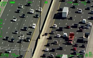 警发视频：19岁司机路肩时速200公里飚车
