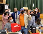 市长向法拉盛老人中心免费派1000部iPad