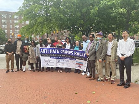 森林小丘社区集会，民众呼吁打击仇恨犯罪。