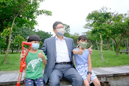 新竹县长杨文科在疫情严峻时期仍抓紧时间进行各项施政，在《远见杂志》调查中，满意度全面提升。