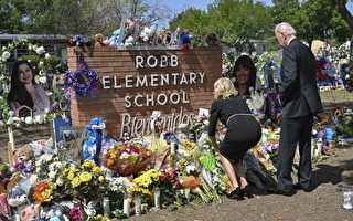 组图：拜登访问德州 悼念校园枪击案遇难者