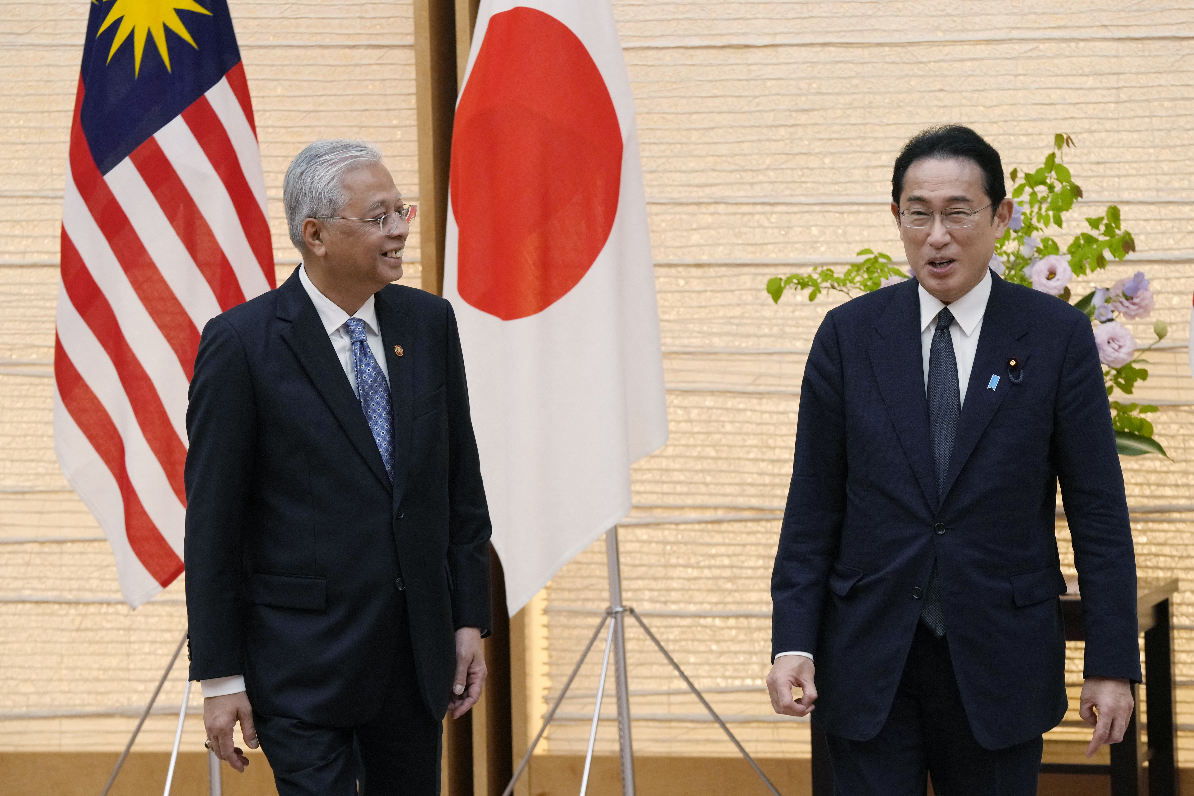 日本首相岸田文雄在第27届国际交流会议“亚洲的未来”晚宴上致辞,警告乌克兰或是明日东亚,呼吁构建亚洲新秩序。图为2022年5月27日,岸田文雄(右)和马来西亚首相沙比里在东京首相官邸交换备忘录后发言。(Eugene Hoshiko/POOL/AFP)