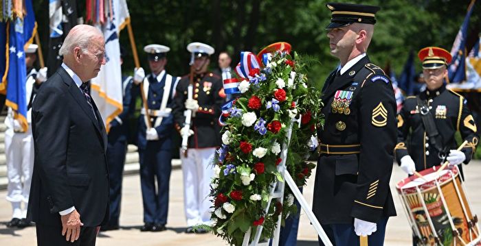 纪念阵亡将士 拜登在阿灵顿国家公墓发表讲话