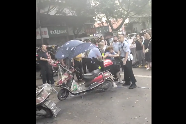 重庆警察街头开枪打死民众 现场群情激愤