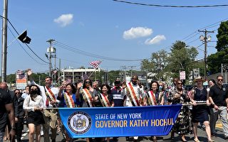 皇后区小颈国殇日游行 纽约州长市长共襄盛举