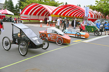 長庚大學機械系團隊設計的電動車（左一）在全國賽中獲得3個獎項。