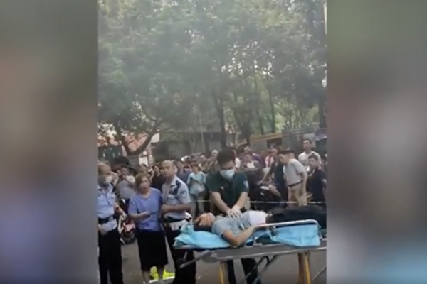 【翻牆必看】重慶警察槍殺市民 民憤噴發