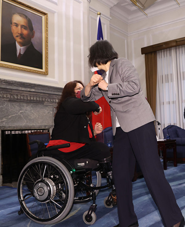 總統接見美參議員達克沃絲