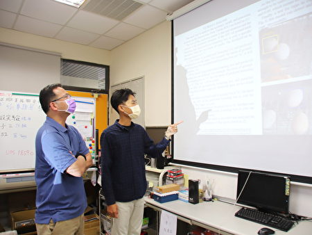 電機學系江政達教授（左）指導吳毓祥同學（右）的「即時影像辨識受污染雞蛋系統」研發成果已獲刊於IEEE國際會議論文。