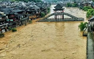 湖南湘西降特大暴雨 凤凰古城多处被淹