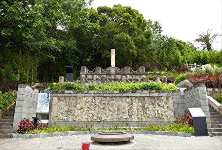 當地人士於1953年重修鐵砧山劍井，井後為雕塑家陳松的水泥浮雕作品「劍入泉湧」，呈現鄭成功插劍祈水的神奇畫面。