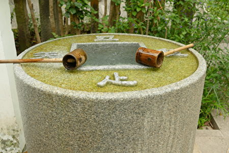 清水岩寺的甘露泉，水源源不绝，清澈甘甜，平日就有民众来取水。