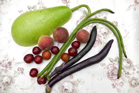 在臺灣傳統食俗中，採用長豆、茄子、和桃子、李子、瓠瓜等蔬果食材所製成的料理，被稱為「午時菜」。