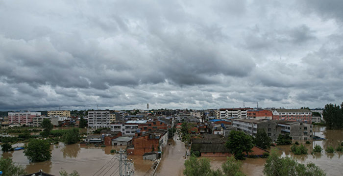 中国多个省区大暴雨 江西居民上街抓鱼