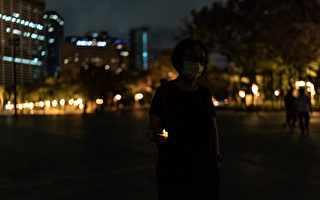 组图：六四隔天香港维园重开 市民前往悼念