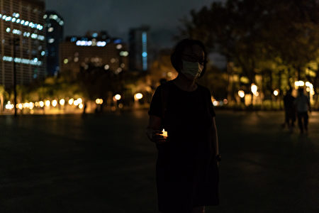 组图：六四隔天香港维园重开 市民前往悼念