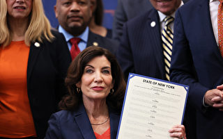 紐約州長霍楚簽署十項嚴格控槍法案