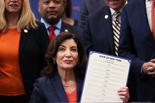 紐約州長霍楚簽署十項嚴格控槍法案