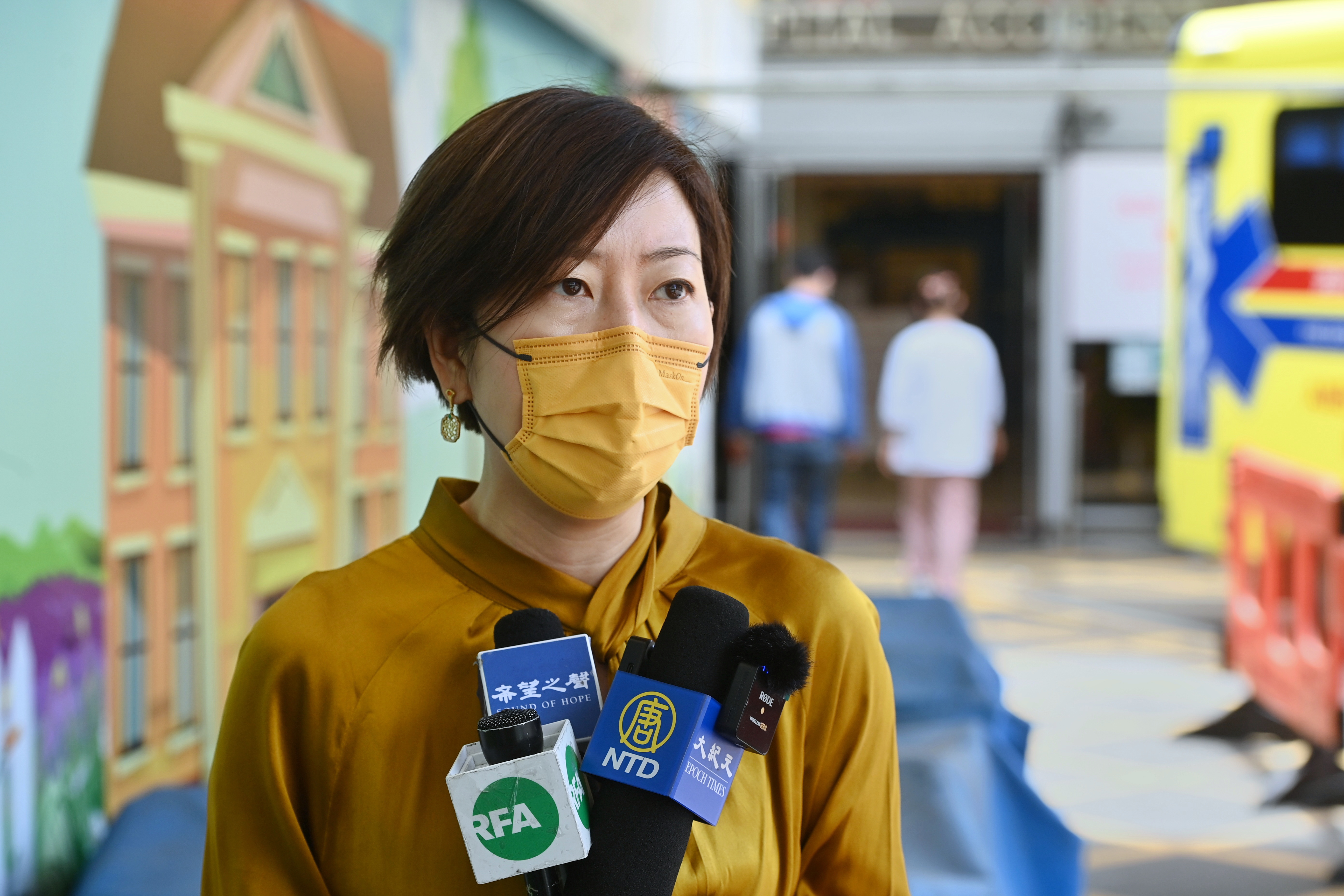 身兼香港法輪佛學會會長的大紀元資深記者梁珍,2021年5月在住宅樓下遭凶徒持棍棒襲擊。(宋碧龍/大紀元)