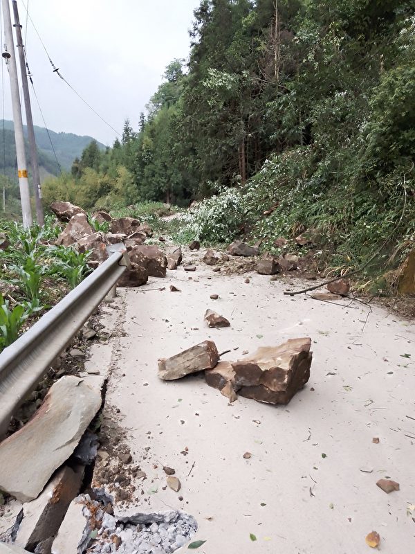 2022年6月2日，四川省雅安發生6.1級地震後，一條道路被滾落的岩石阻塞。（STR/AFP via Getty Images）